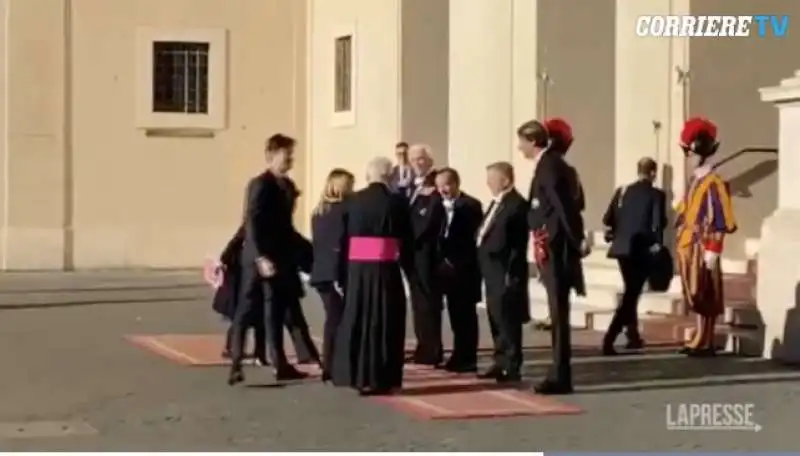 giorgia meloni in udienza in vaticano con il compagno e la figlia 4