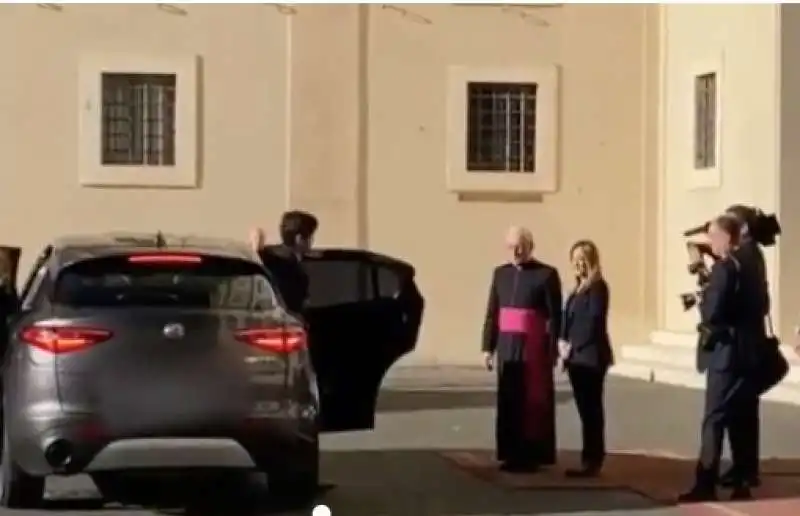 giorgia meloni in udienza in vaticano con il compagno e la figlia 7