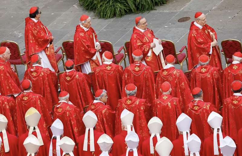 i cardinali ai funerali di ratzinger