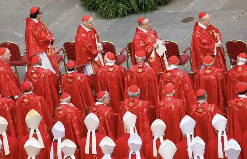 i cardinali ai funerali di ratzinger 