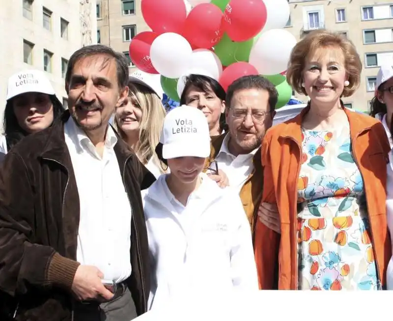 IGNAZIO LA RUSSA E LETIZIA MORATTI NEL 2011 A PIAZZA SAN BABILA, MILANO