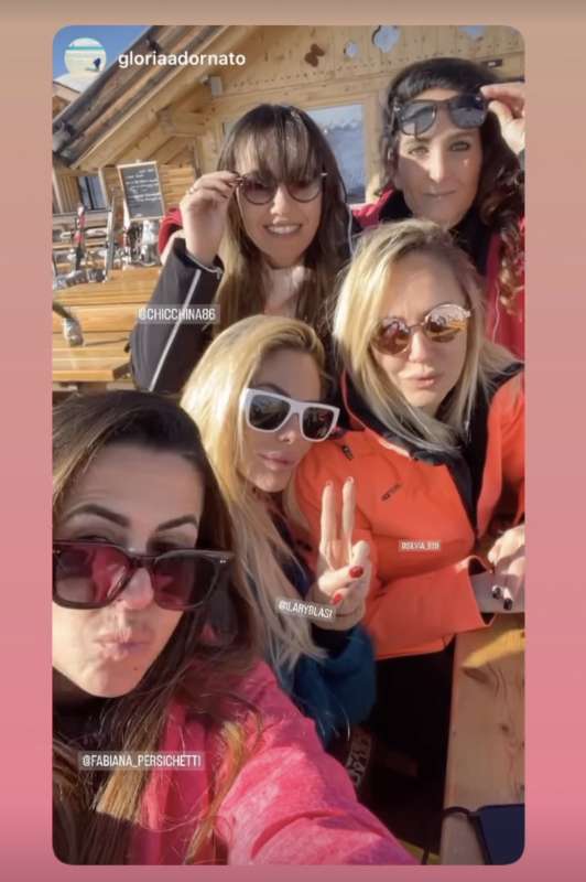 ilary blasi con le amiche in montagna