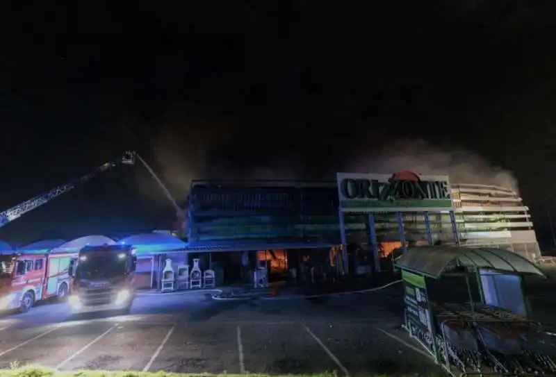 incendio allo store orizzonte   centro commerciale castel romano   1