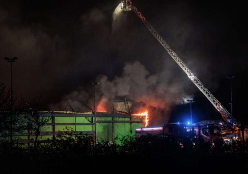 incendio allo store orizzonte centro commerciale castel romano 3