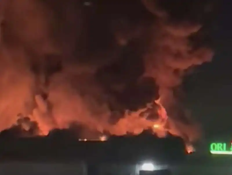 incendio allo store orizzonte   centro commerciale castel romano   5