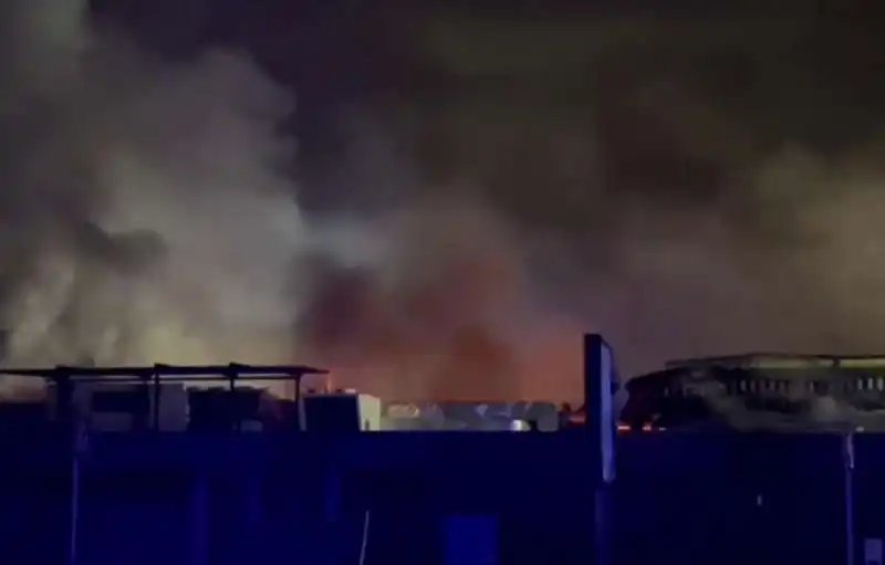 incendio allo store orizzonte   centro commerciale castel romano   7