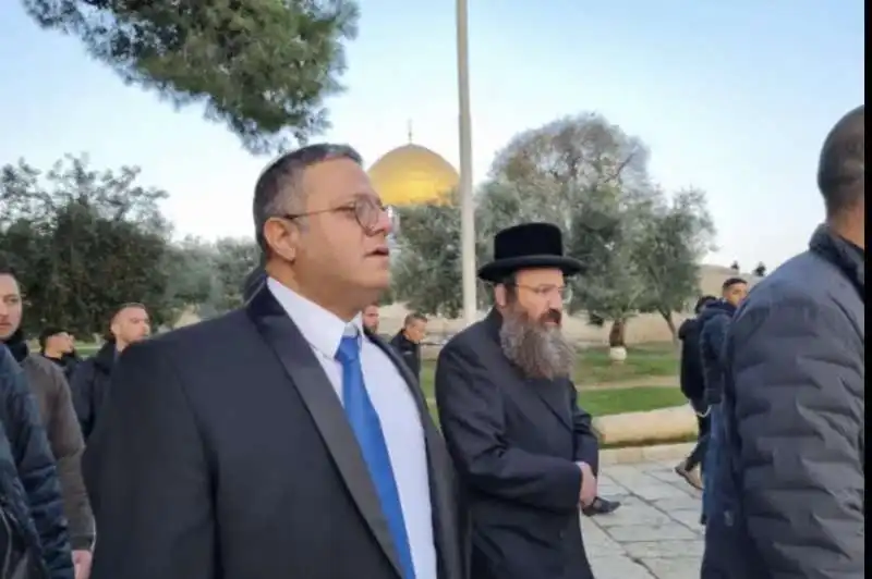 itamar ben gvir  passeggia sulla spianata delle moschee  