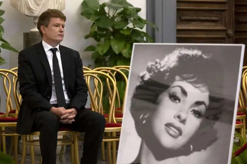 javier rigau ai funerali di gina lollobrigida 