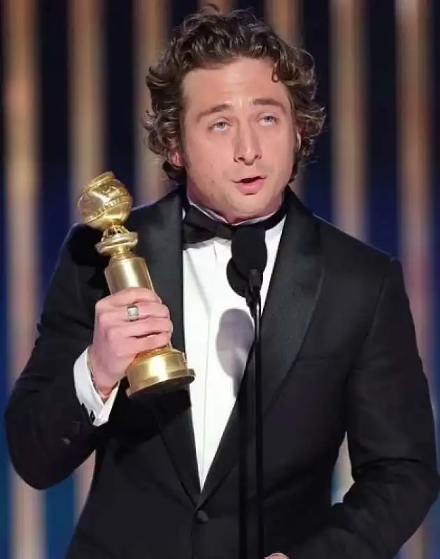 jeremy allen white golden globes