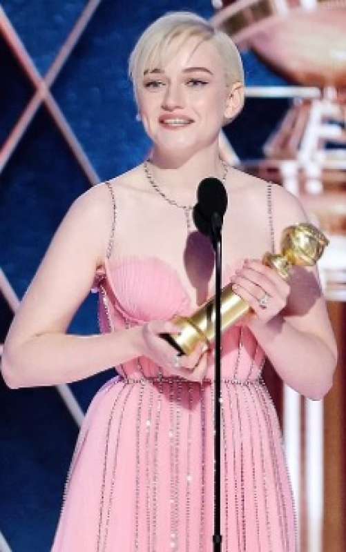 julia garner golden globes