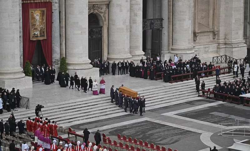 la bara di ratzinger arriva in piazza san pietro