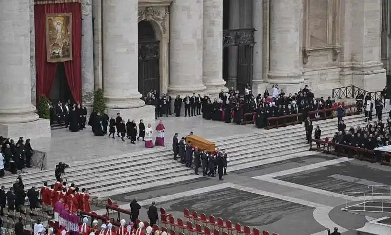 la bara di ratzinger arriva in piazza san pietro 