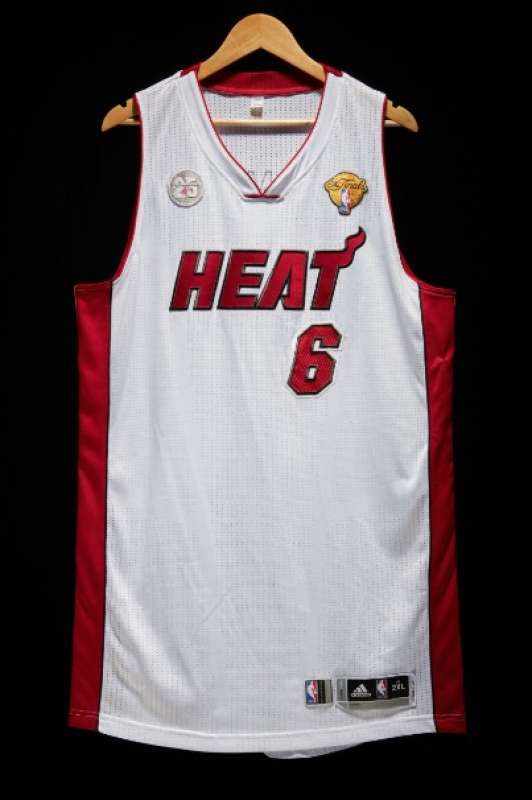 la maglia indossata da lebron james nelle finals del 2013 in vendita all asta the one