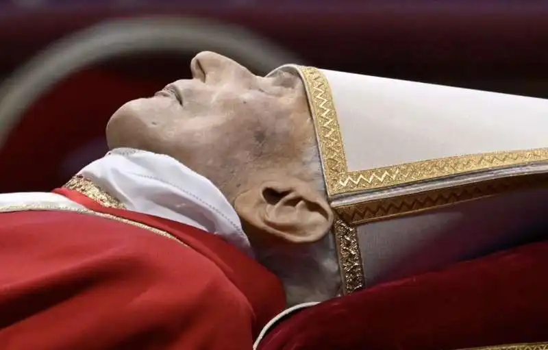 la salma di joseph ratzinger a san pietro   1