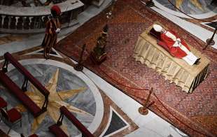 la salma di joseph ratzinger a san pietro 2