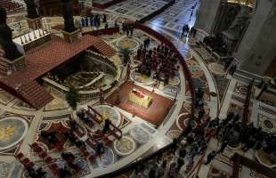 la salma di joseph ratzinger a san pietro 4