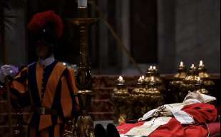 la salma di joseph ratzinger a san pietro 6