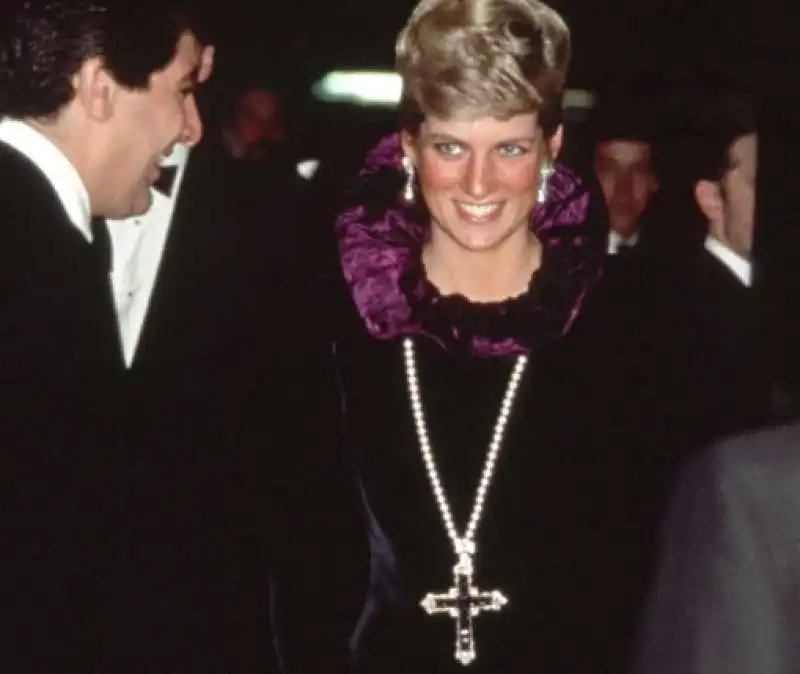 lady diana con la croce di attallah 1