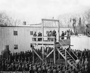 lettura del mandato di morte sul patibolo al capitano henry wirz, comandante di fort sumter, washington dc, da parte di alexander gardner, novembre 1865