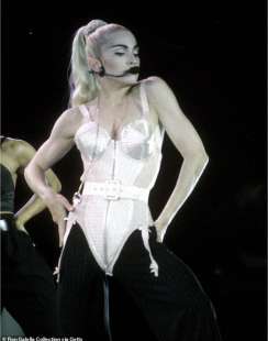 madonna 1990 indossando il reggiseno iconico di j. p. gaultier