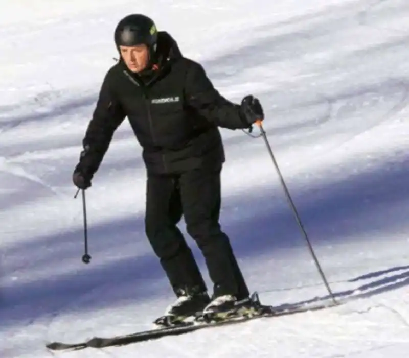 matteo renzi scia a cortina.  foto chi  