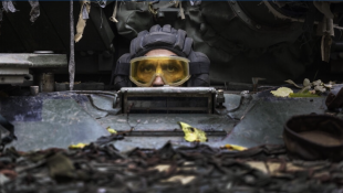 meccanico ucraino guida un carro armato russo riparato a Kharkiv