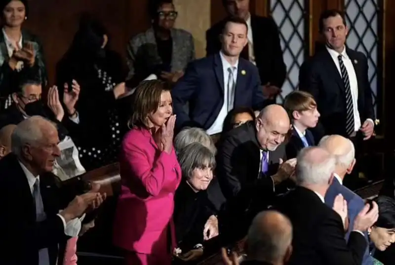 nancy pelosi accolta con una standing ovation al congresso 