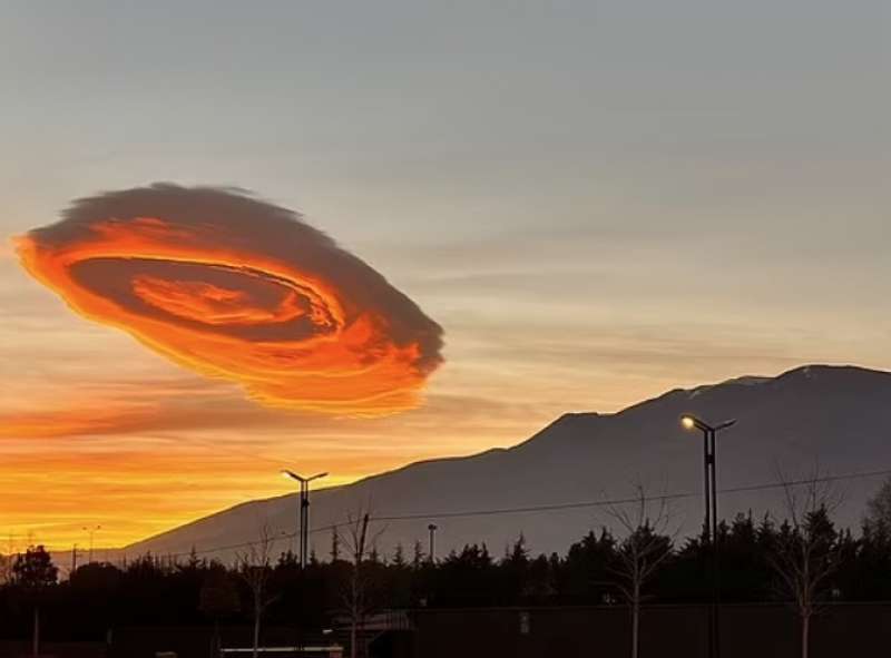 nuvola rossa a forma di ufo a bursa in turchia 3