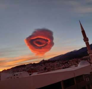 nuvola rossa a forma di ufo a bursa in turchia 5