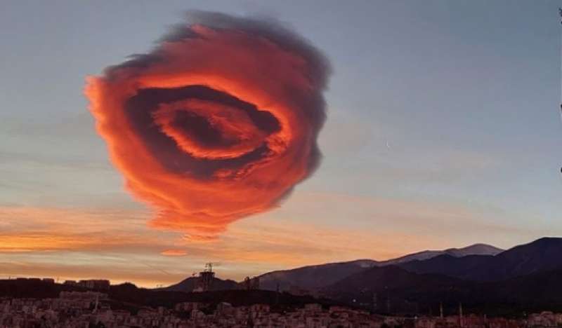 nuvola rossa a forma di ufo a bursa in turchia 6