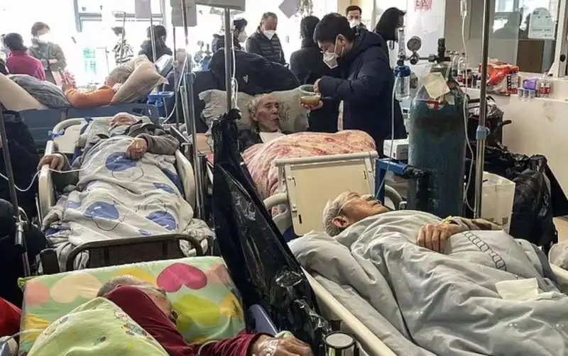 ospedali pieni di malati covid a shanghai 