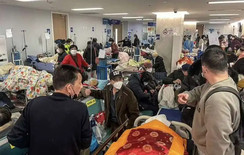 ospedali pieni di malati covid a shanghai  