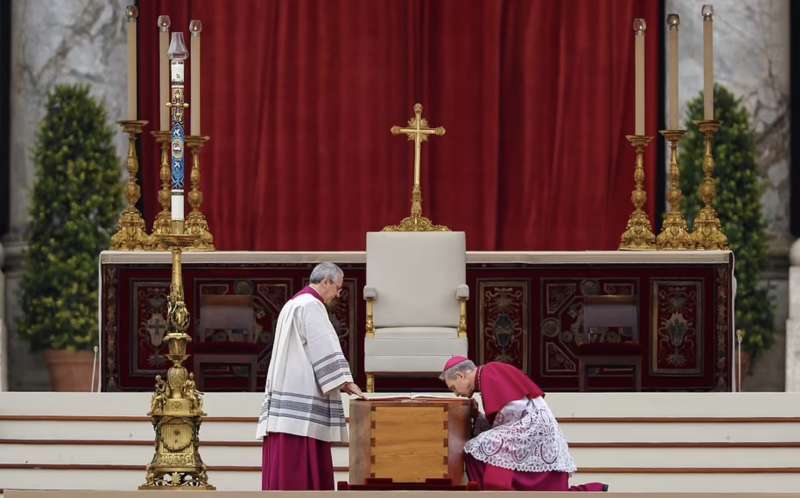 padre georg gaenswein bacia la bara di ratzinger