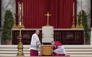 padre georg gaenswein bacia la bara di ratzinger