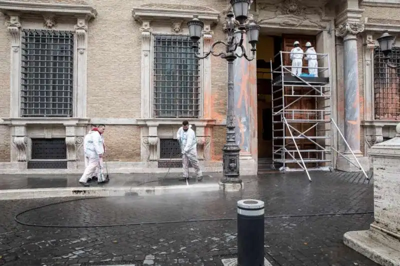 palazzo madama imbrattato con la vernice   1