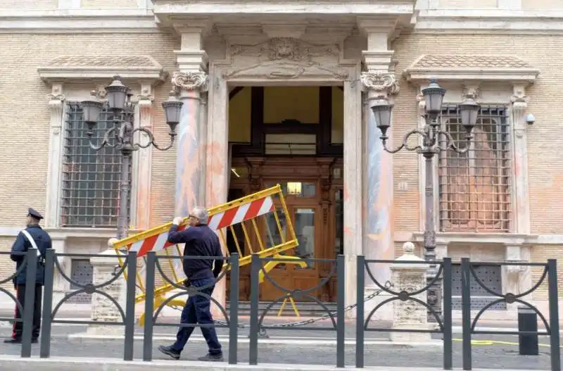 palazzo madama imbrattato con la vernice   5