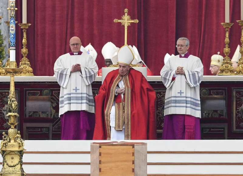 papa francesco ai funerali di ratzinger