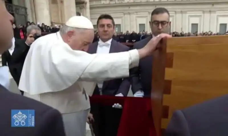 PAPA FRANCESCO E L ULTIMO SALUTO AL FERETRO DI RATZINGER 