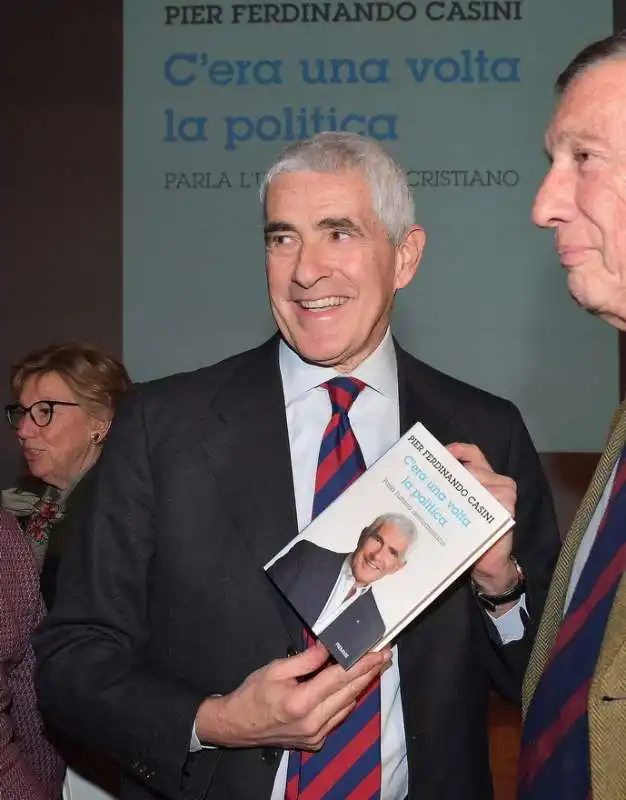 pierferdinando casini con il libro presentato  foto di bacco