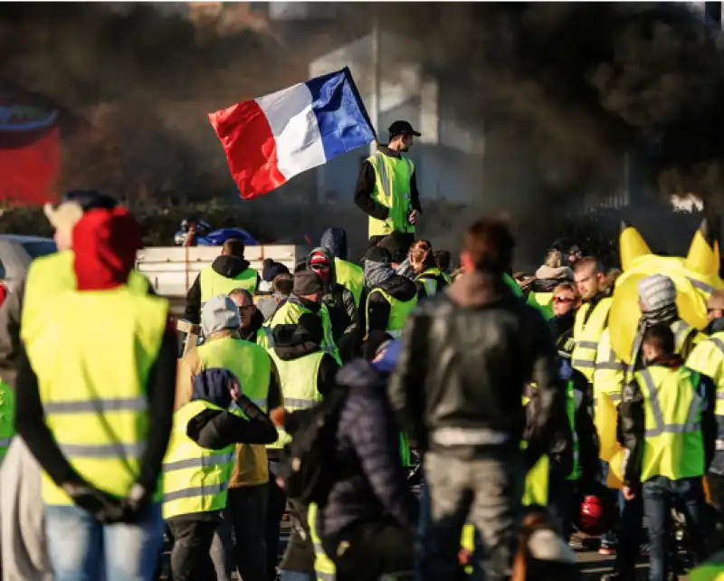 proteste contro macron