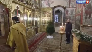 putin assiste da solo alla messa del natale ortodosso 2