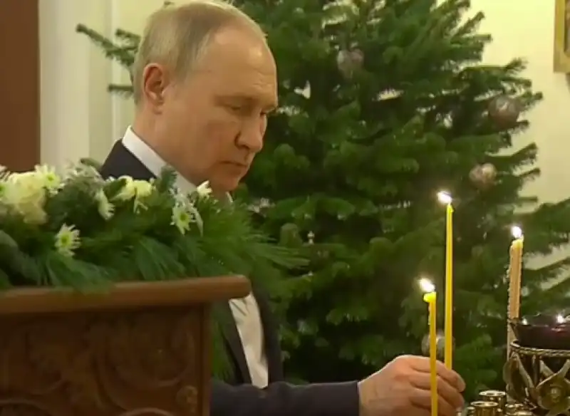 putin assiste da solo alla messa del natale ortodosso 3