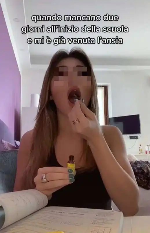 RAGAZZA PRENDE DELLE GOCCINE TRANQUILLANTI