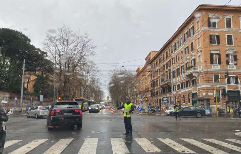 roma via nomentana chiusa per potatura alberi