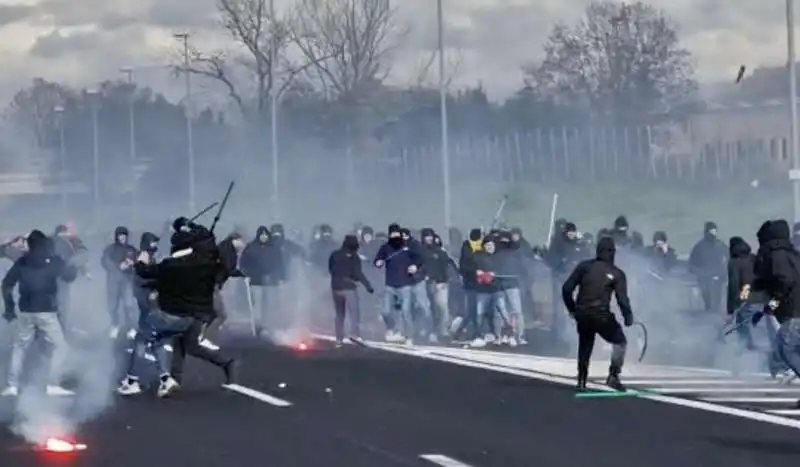 scontri tra tifosi del napoli e roma in autostrada 3