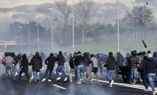 scontri tra tifosi del napoli e roma in autostrada 8