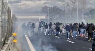 scontri tra tifosi del napoli e roma in autostrada 9