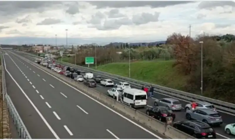 SCONTRI TRA TIFOSI DEL NAPOLI E ROMA IN AUTOSTRADA