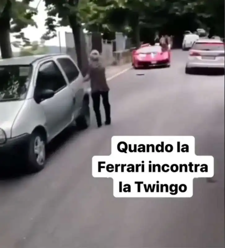 scontro ferrari twingo a cortona  4