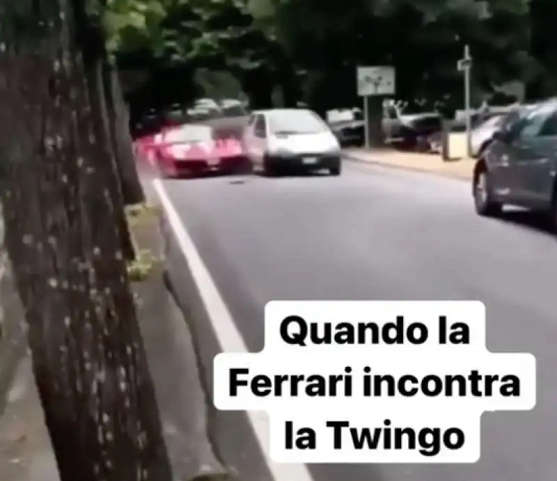 scontro ferrari twingo a cortona  6